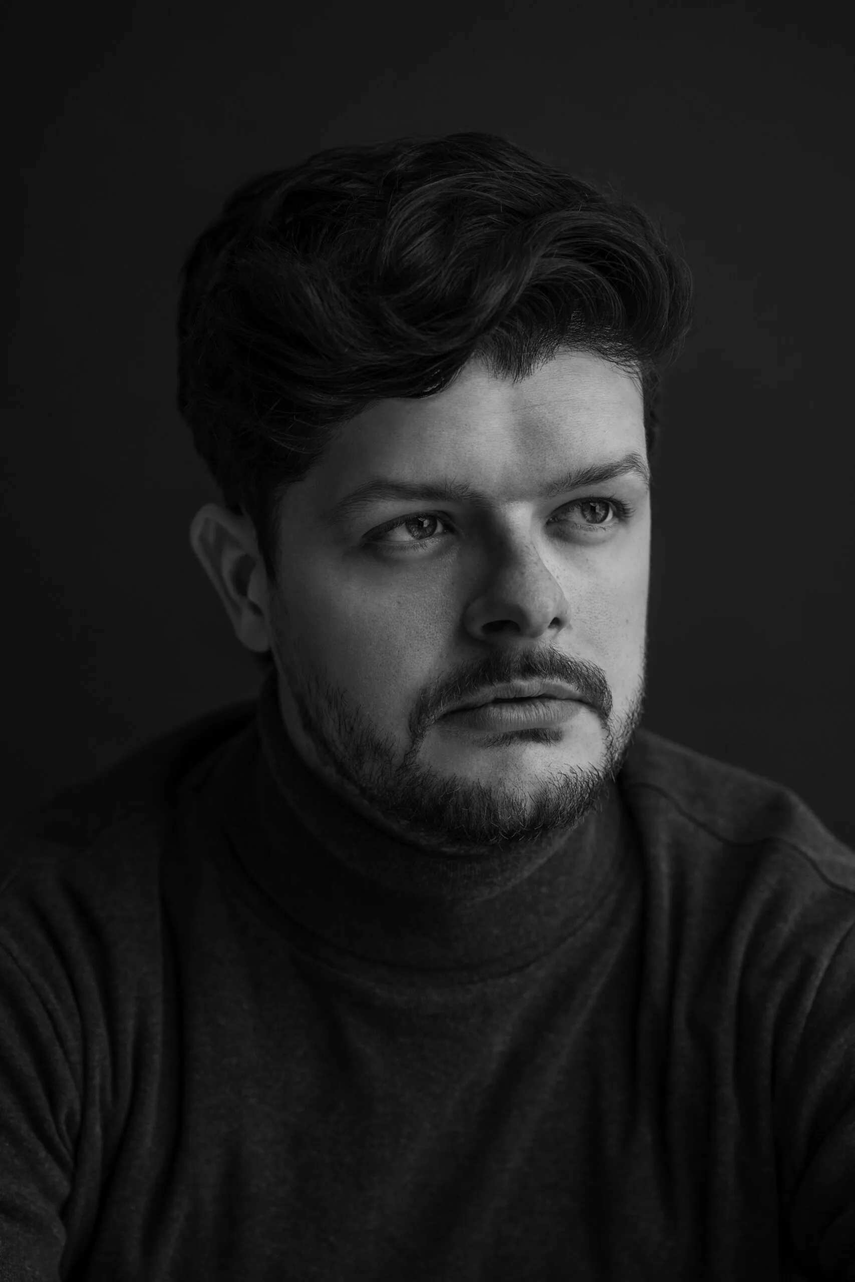 Photographe portrait Montréal – homme sérieux en lumière cinématographique