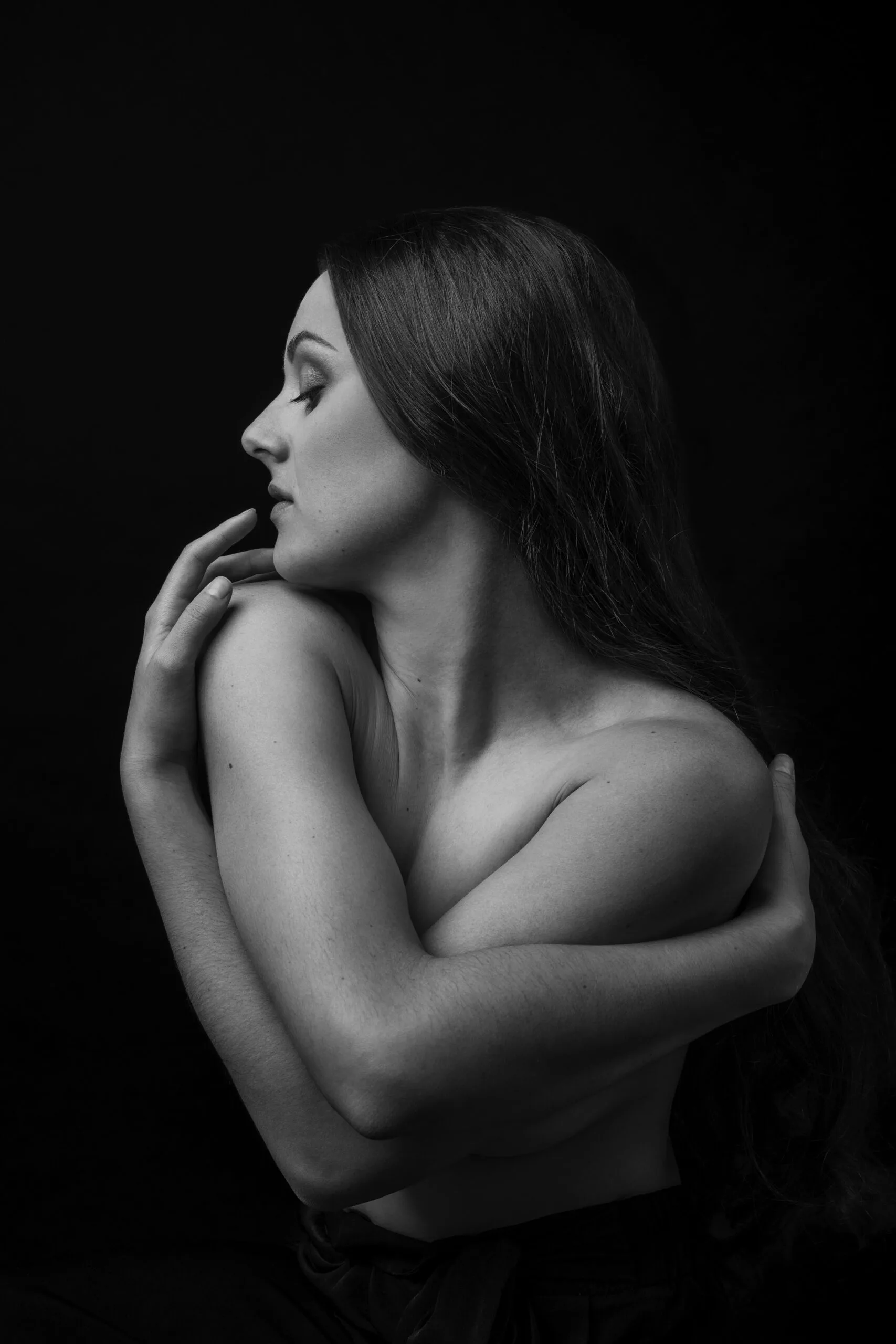 Photographe artistique Montréal – portrait en clair-obscur féminin en studio