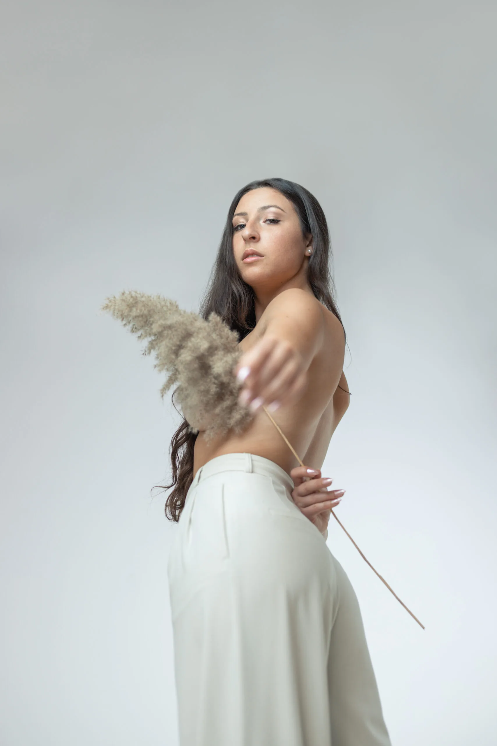 Photographe portrait Montréal – femme posant avec pampas en robe blanche