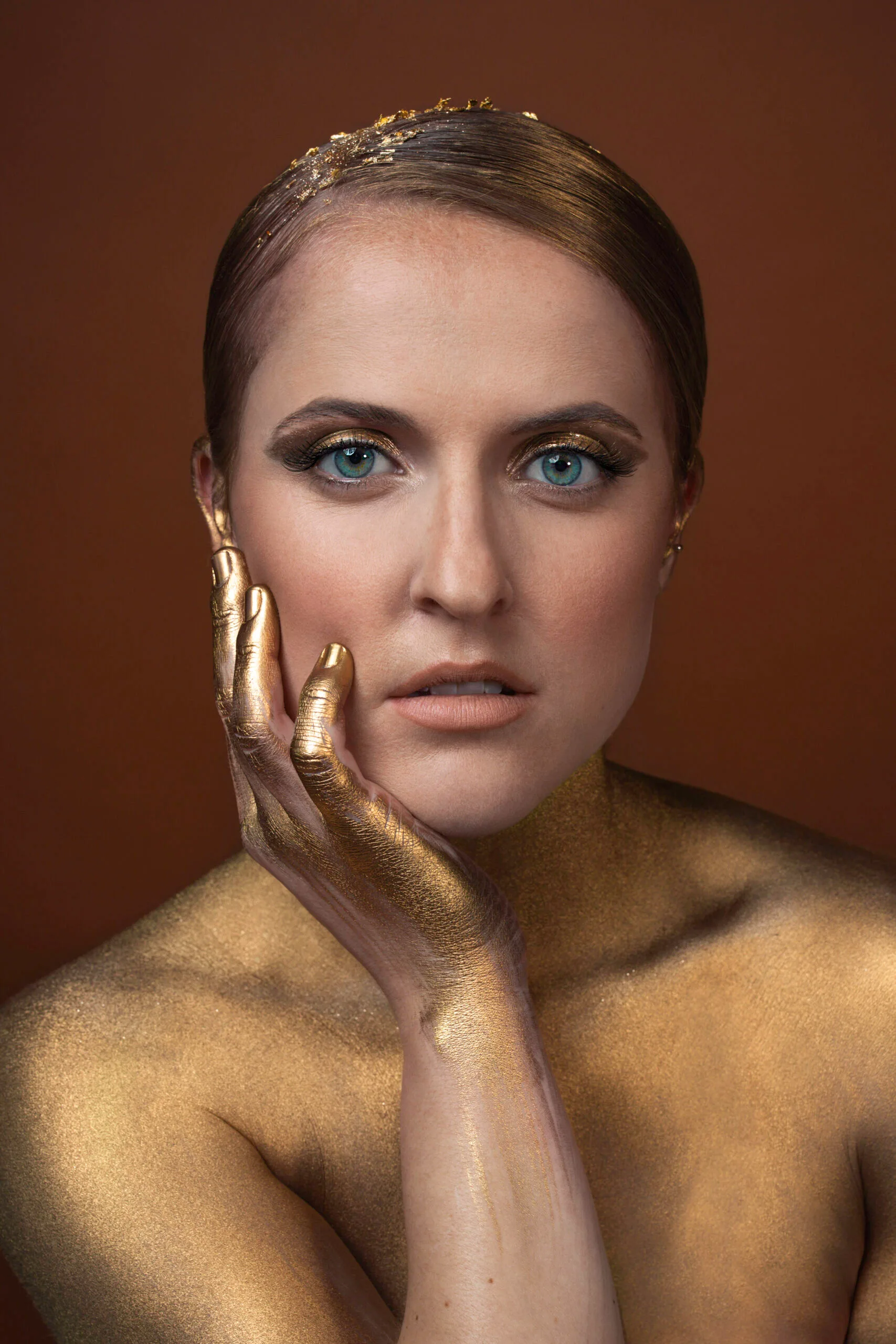 Photo artistique casting – portrait doré de femme aux yeux bleus en studio Montréal