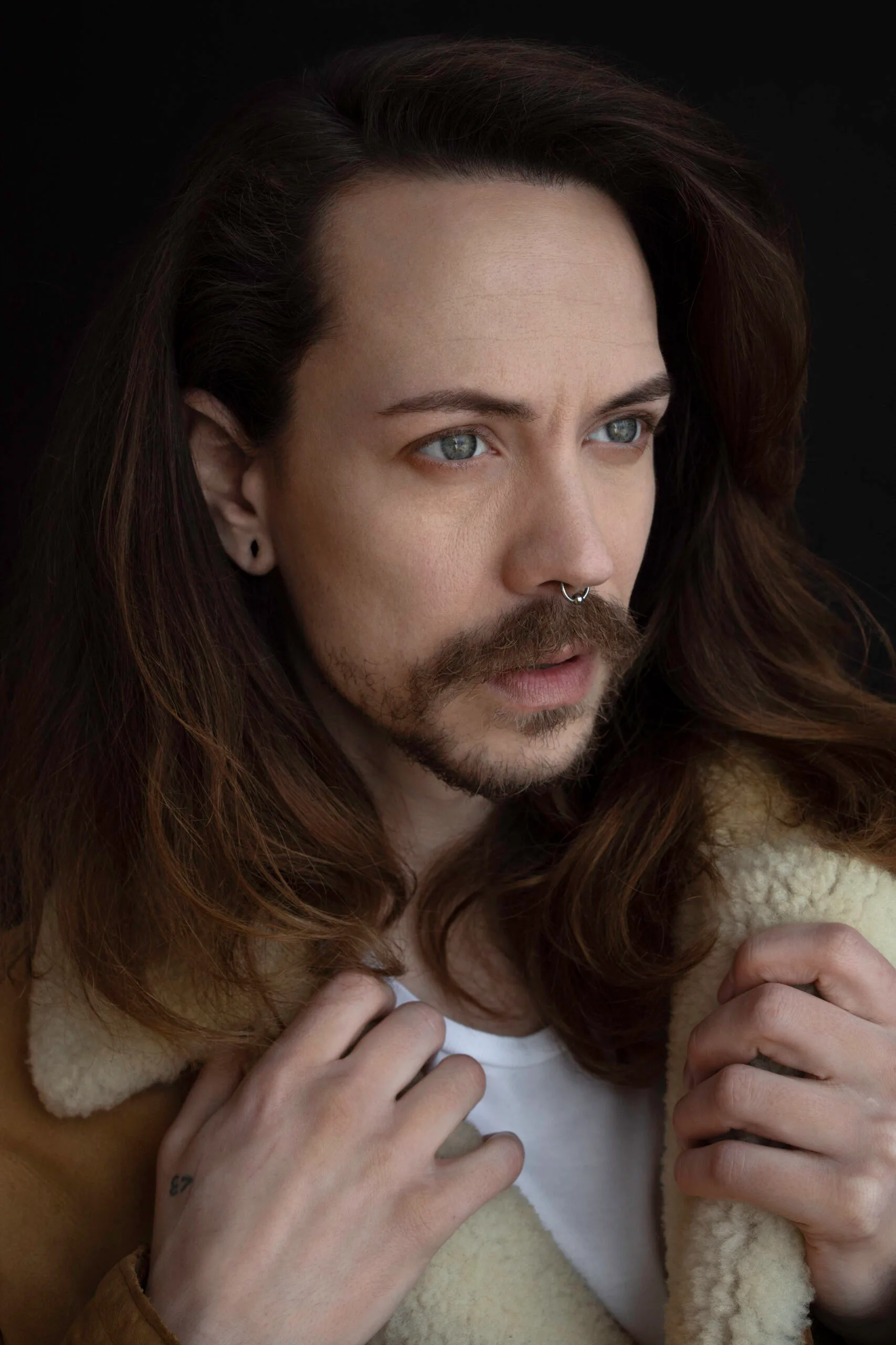 Portrait studio Montréal – homme aux cheveux longs et regard profond