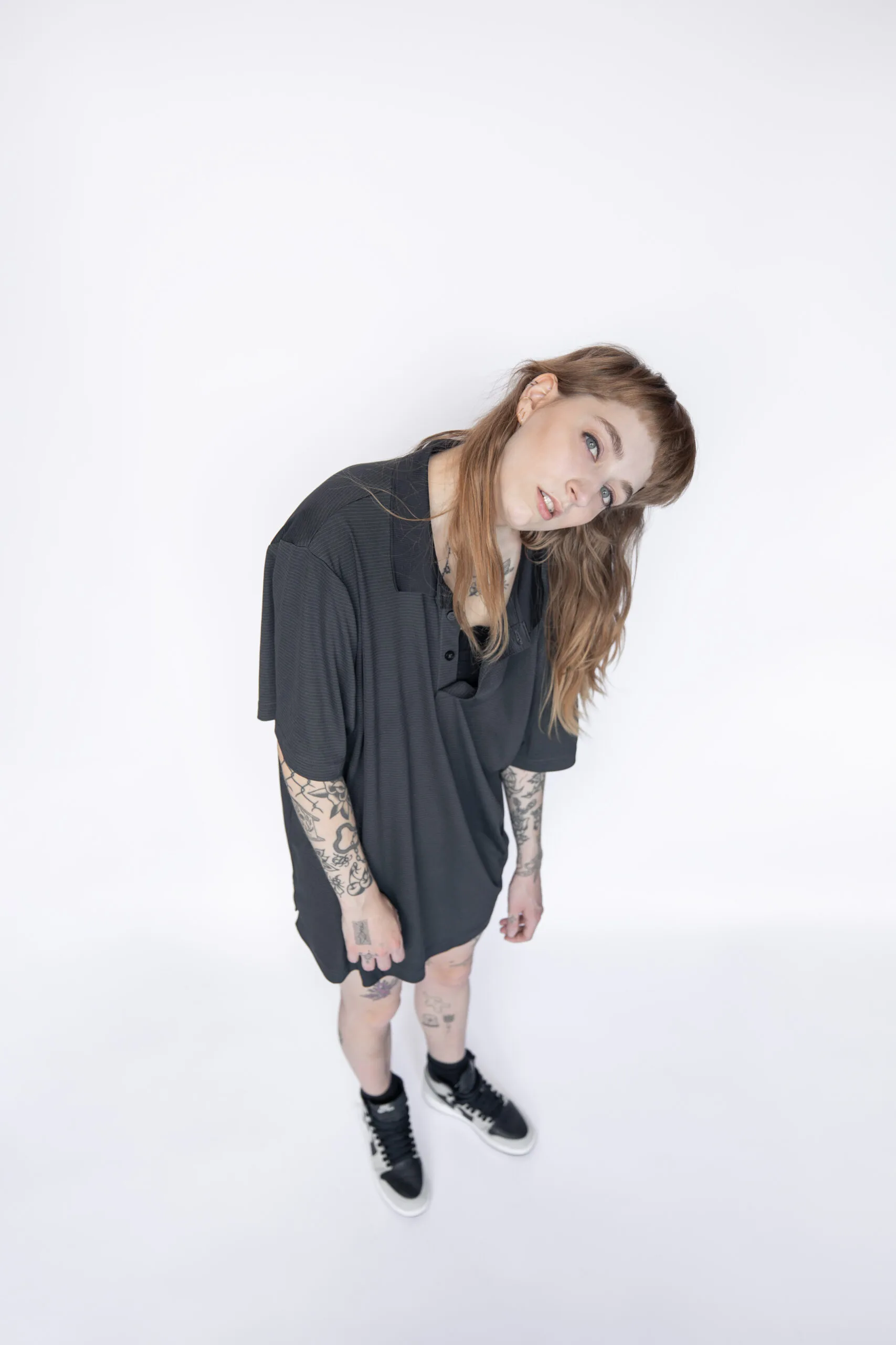 Photographe portrait mode – femme en pose décalée, ambiance artistique Montréal