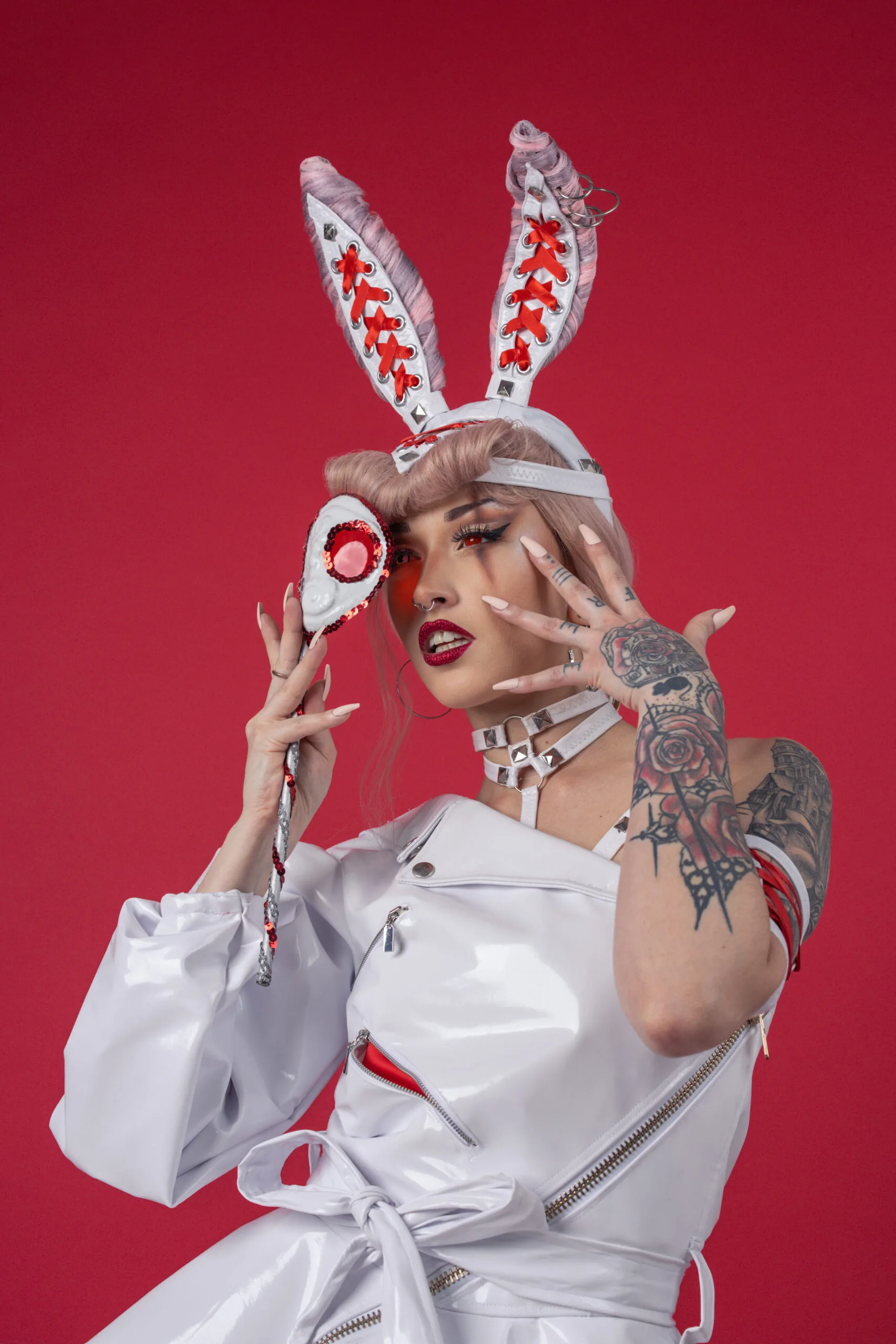 Photo créative en studio – modèle costume lapin, ambiance mode à Montréal