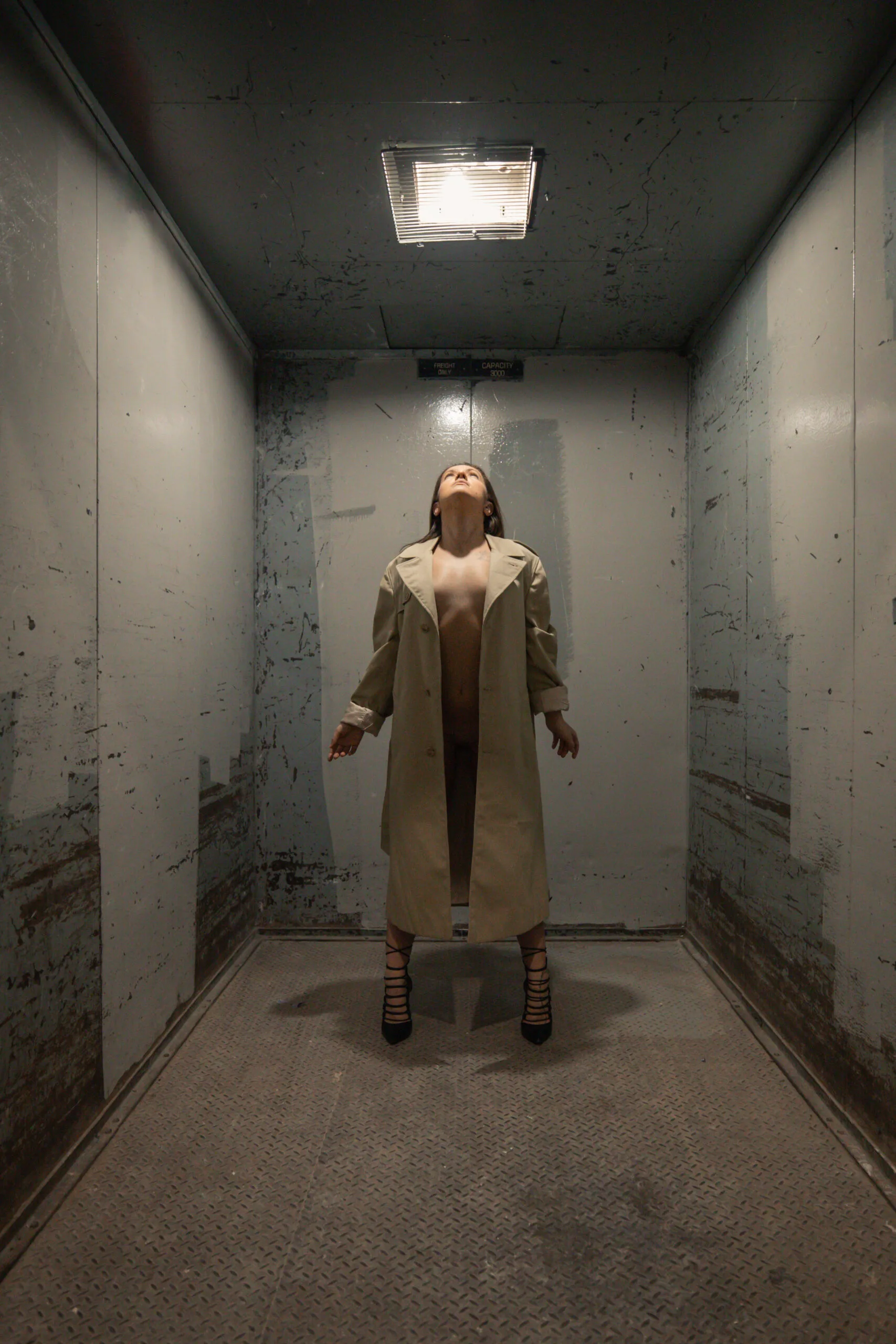 Nu artistique Montréal – femme nue debout dans un décor brut industriel