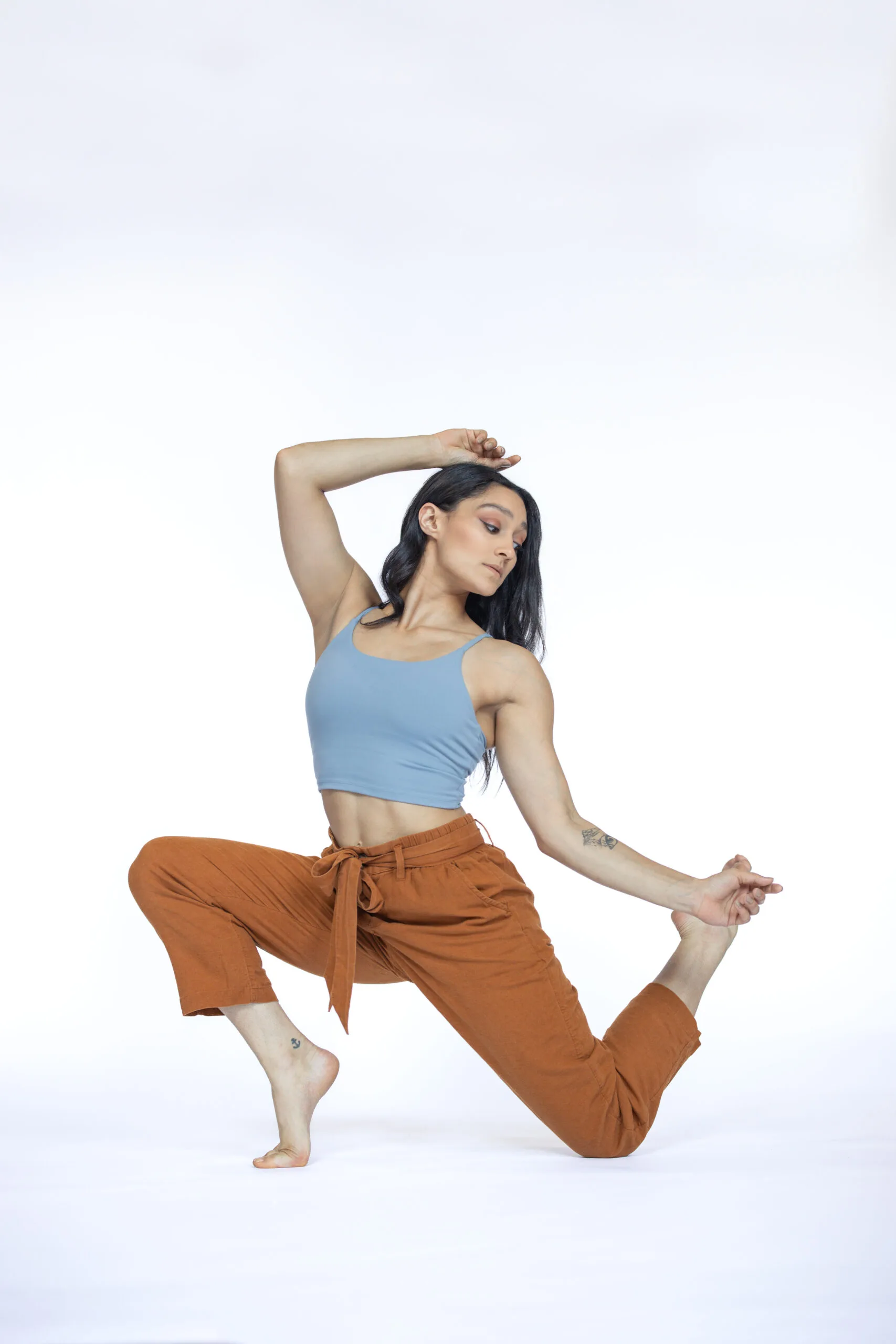 Portrait casting femme – pose dynamique en studio à Montréal