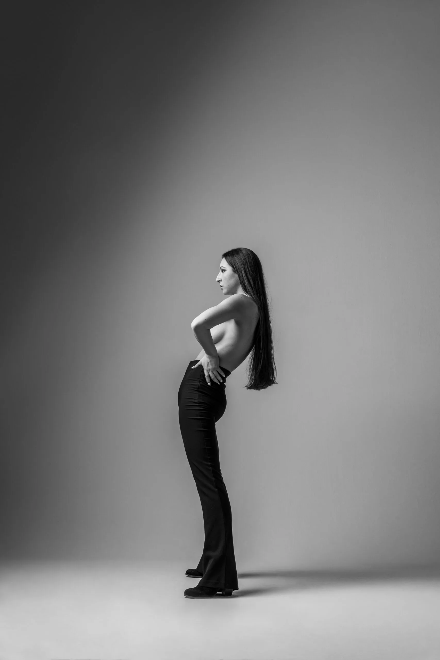 Photographe nu créatif Montréal – silhouette féminine en pose élégante