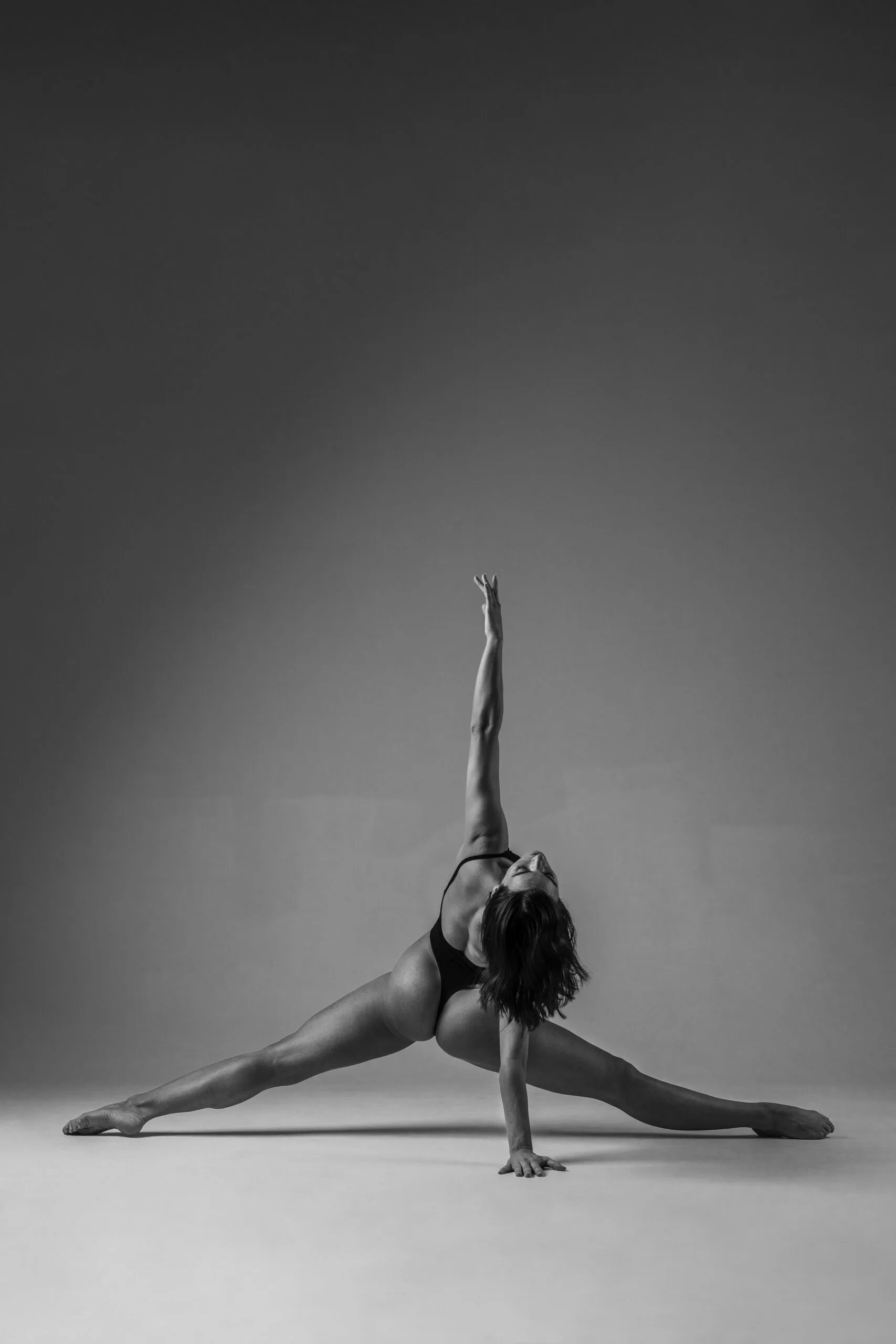 Photographe nu Montréal – corps féminin en extension, pose artistique