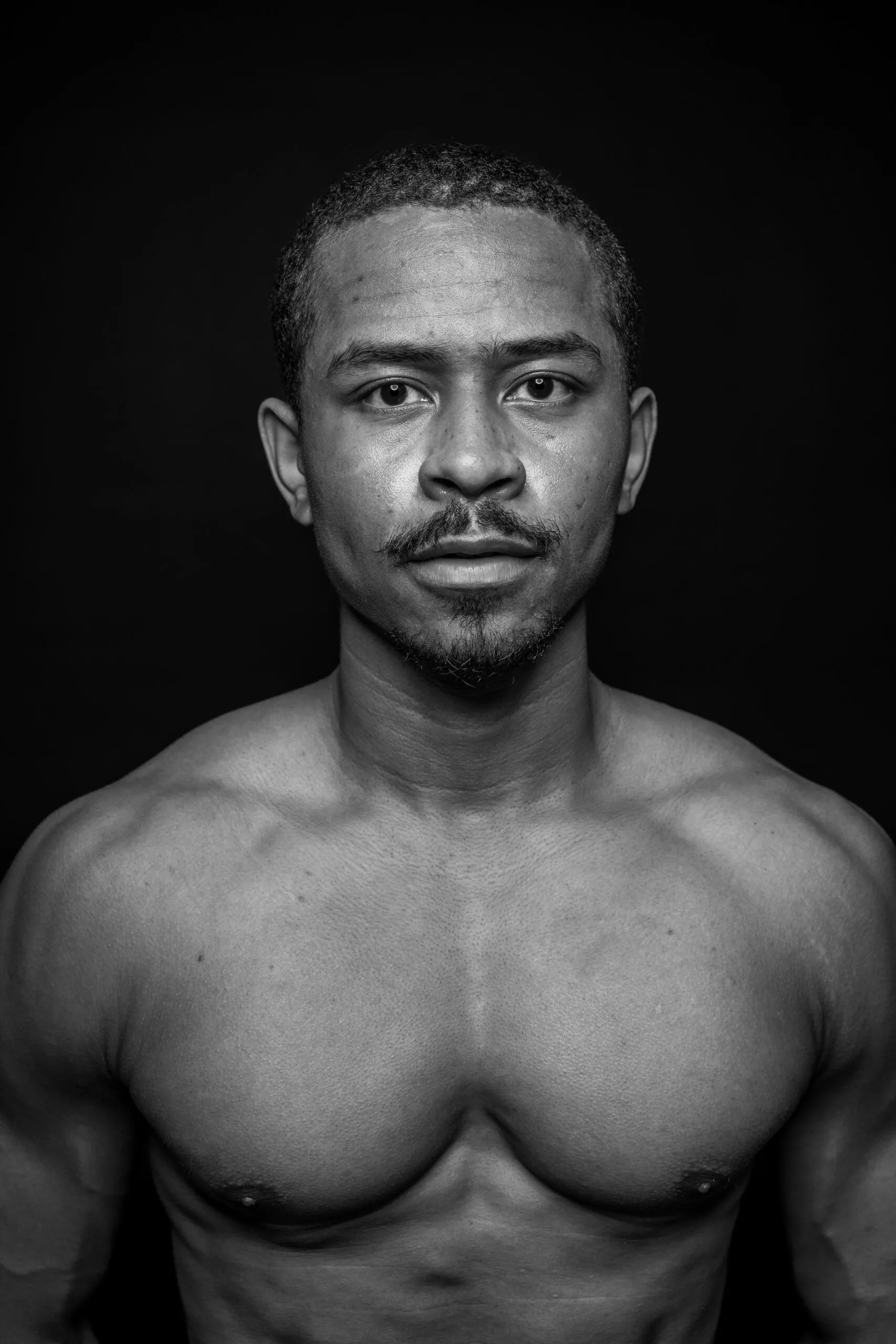 Portrait casting homme torse nu – lumière studio noir et blanc à Montréal