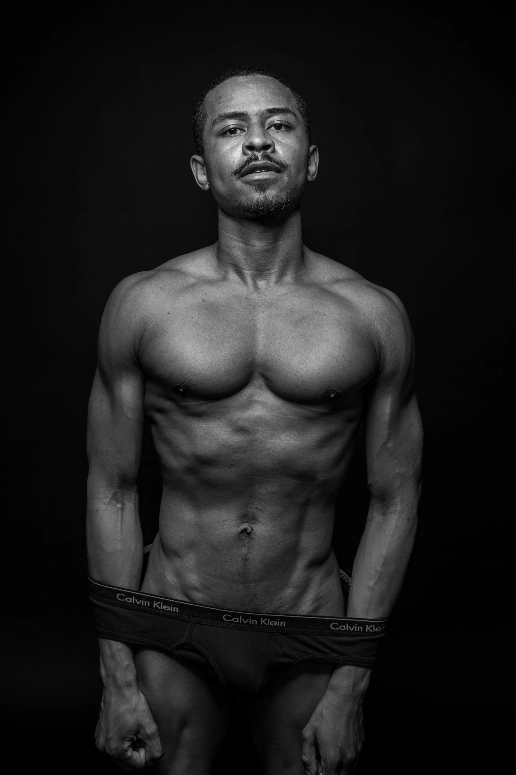 Photographe nu artistique Montréal – portrait masculin en lumière dramatique