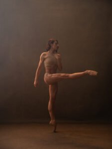 Photographe portrait Montréal – danse contemporaine en studio avec lumière dramatique