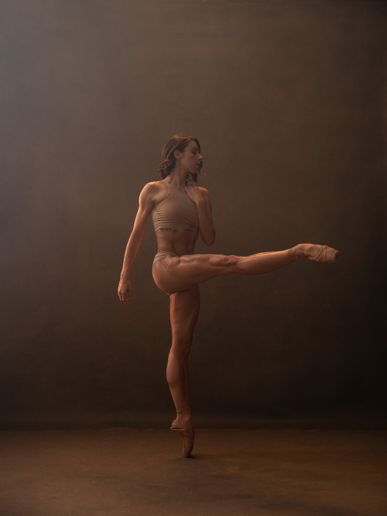 Photographe portrait Montréal – danse contemporaine en studio avec lumière dramatique