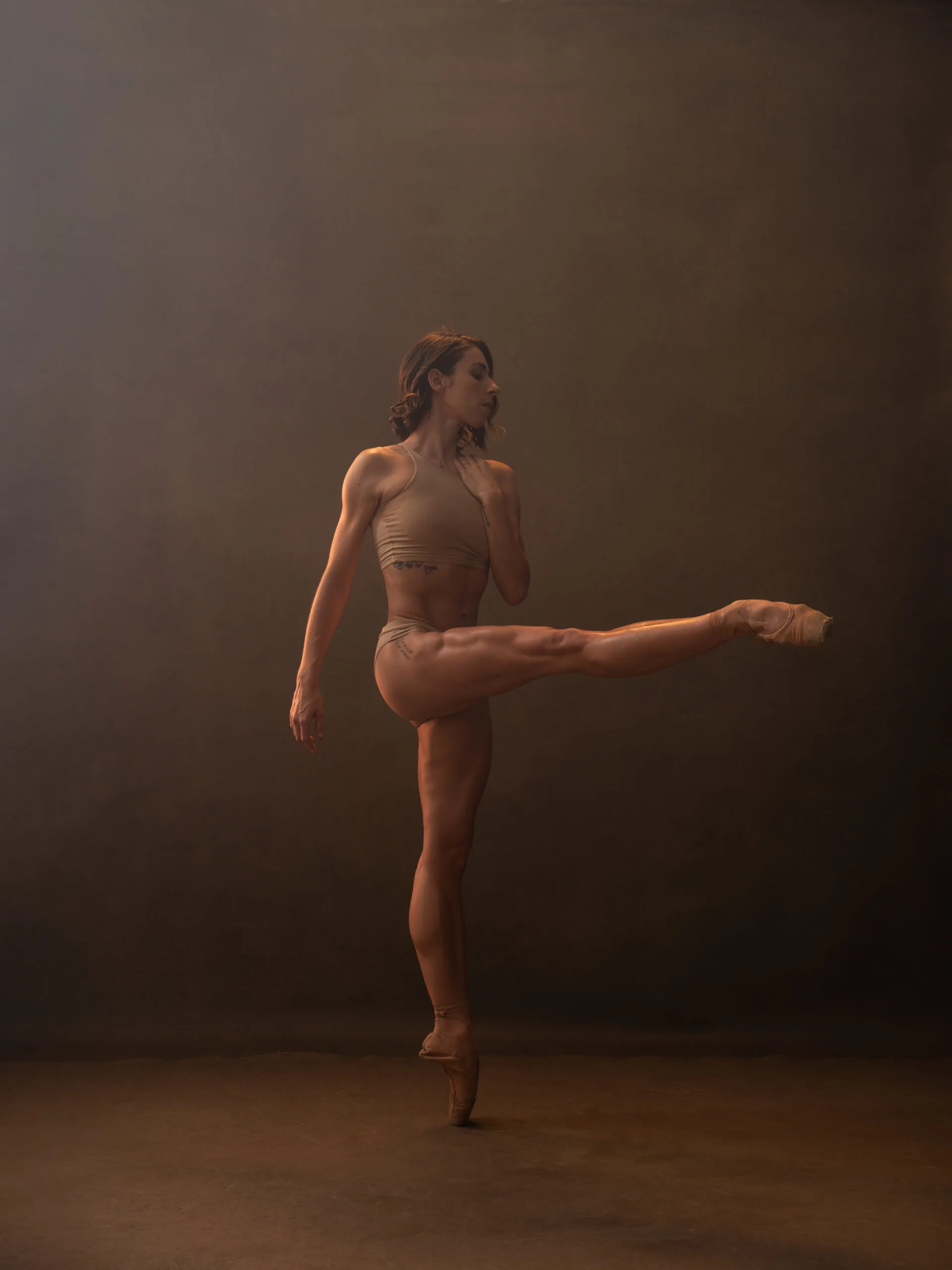 Photographe portrait Montréal – danse contemporaine en studio avec lumière dramatique