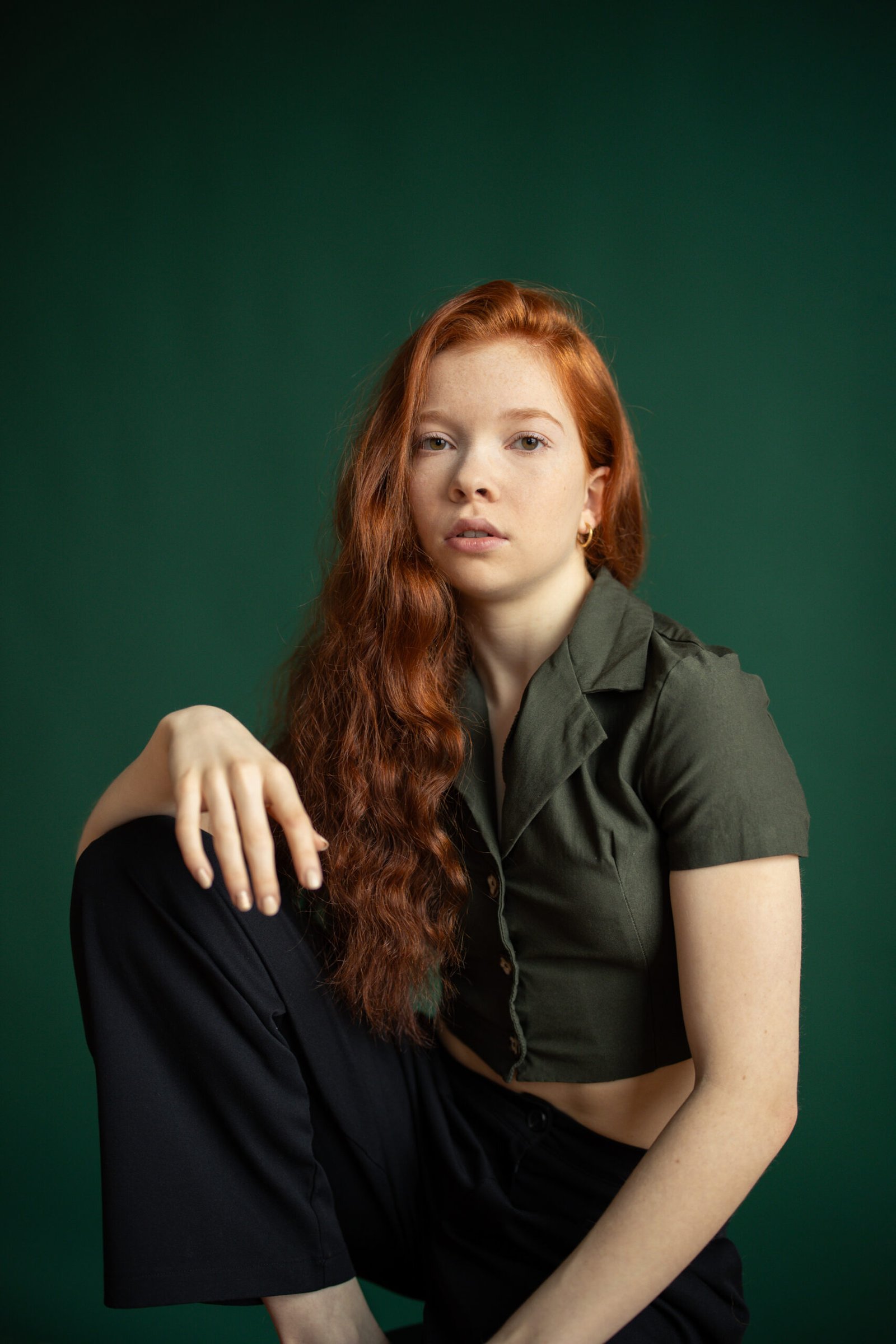 Portrait artistique à Montréal – femme rousse regard direct en lumière douce