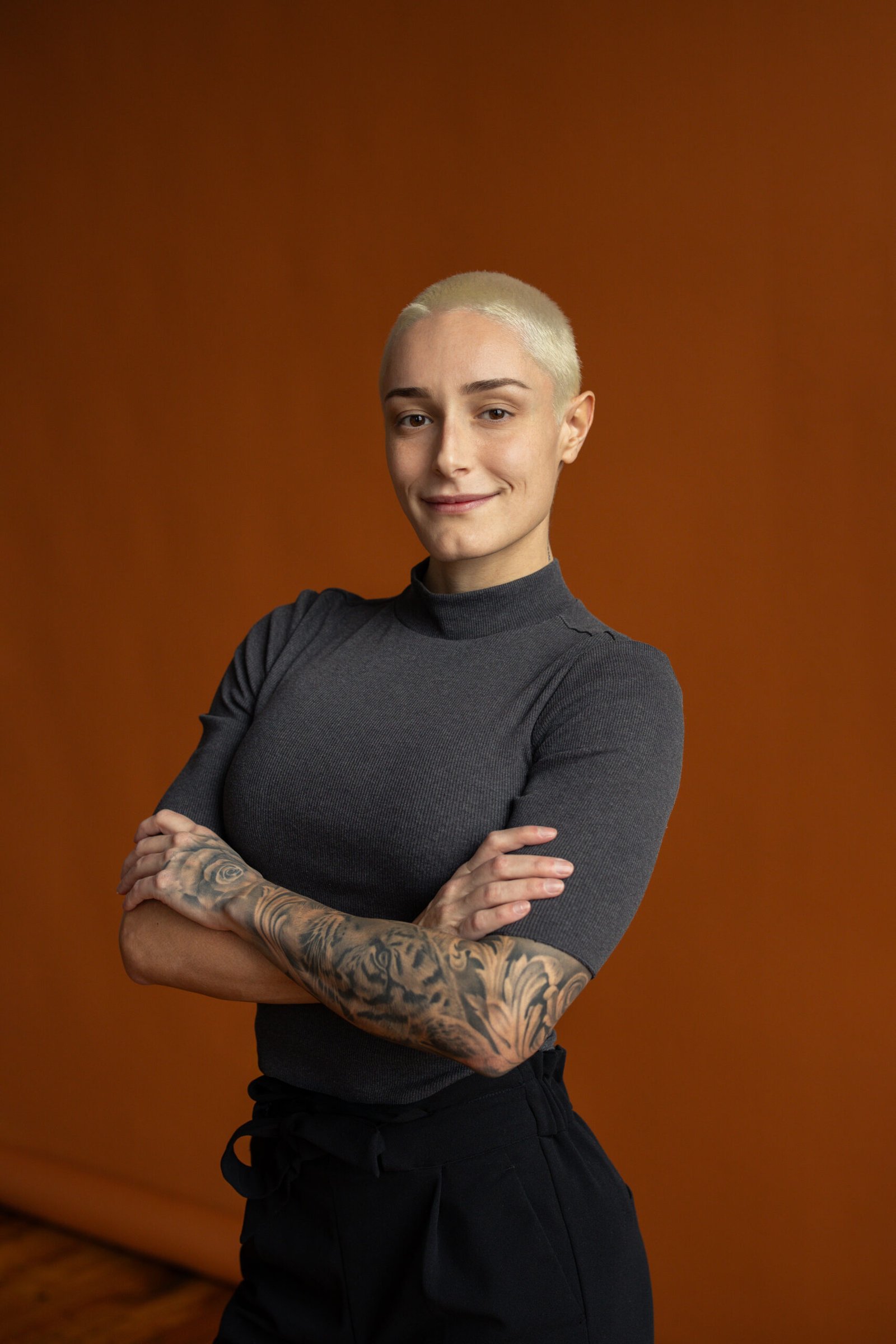 Portrait studio professionnel – femme tatouée en t-shirt noir à Montréal