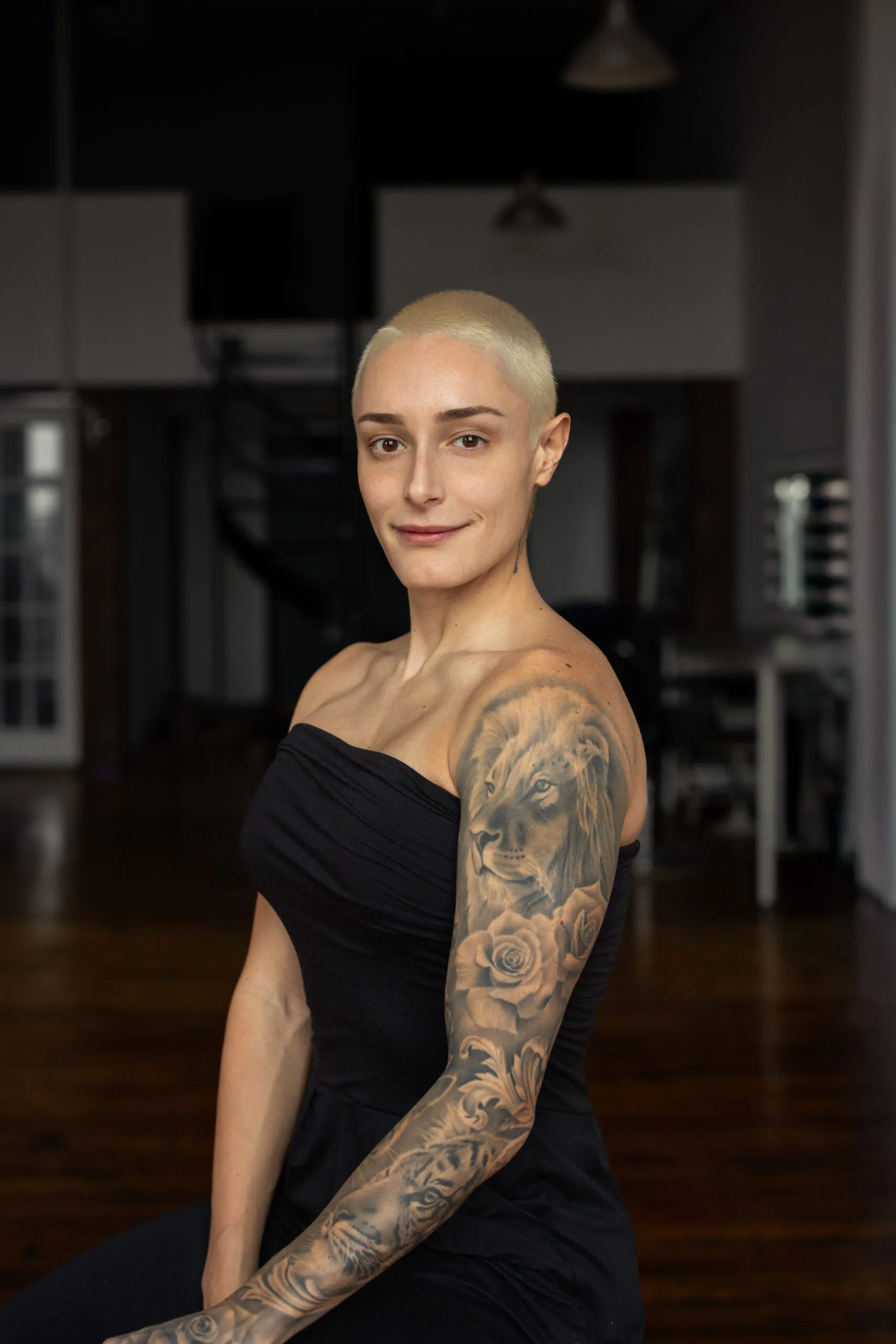Photographe portrait casting – femme rasée tatouée en studio à Montréal