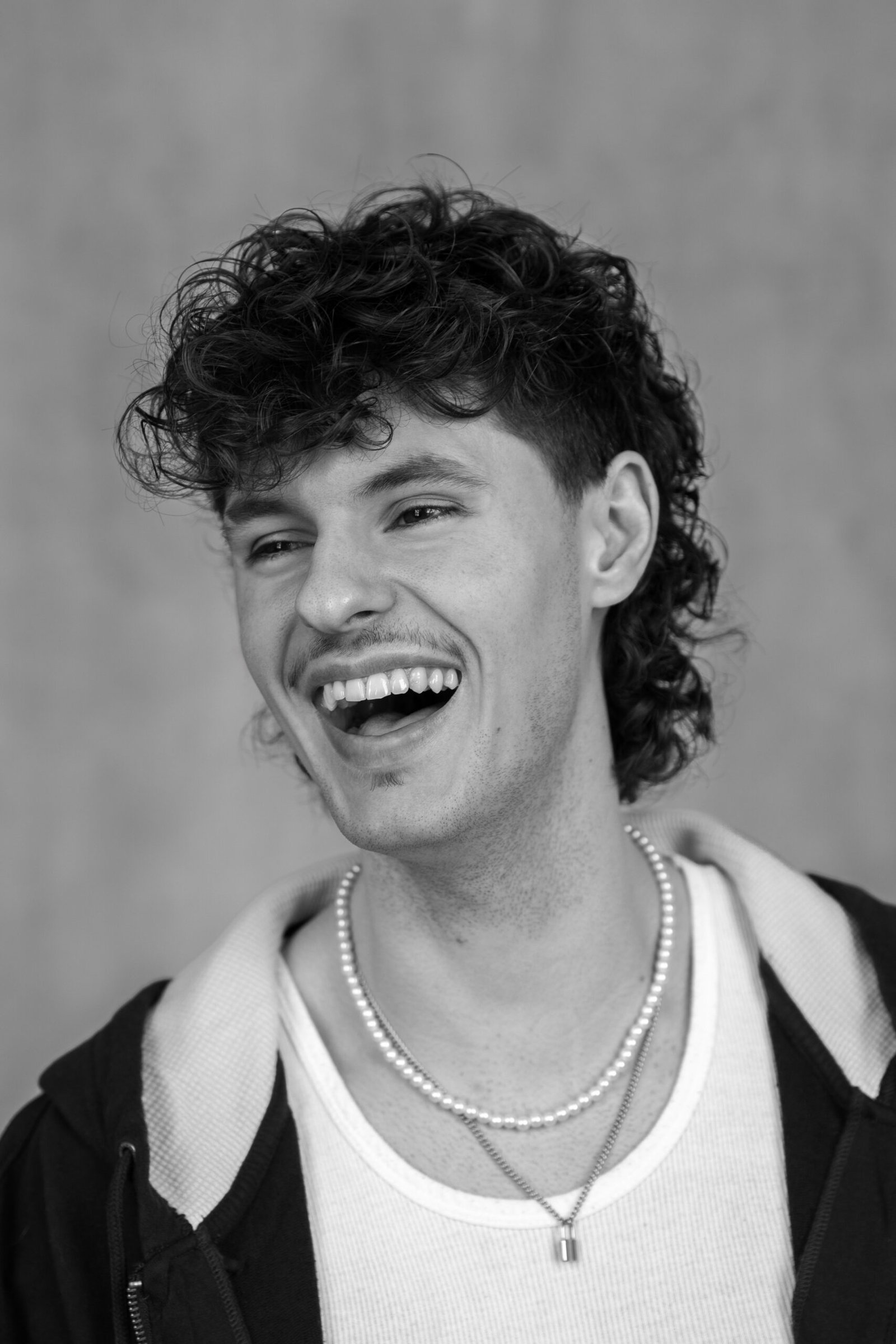 Photographe portrait studio – homme souriant style naturel à Montréal