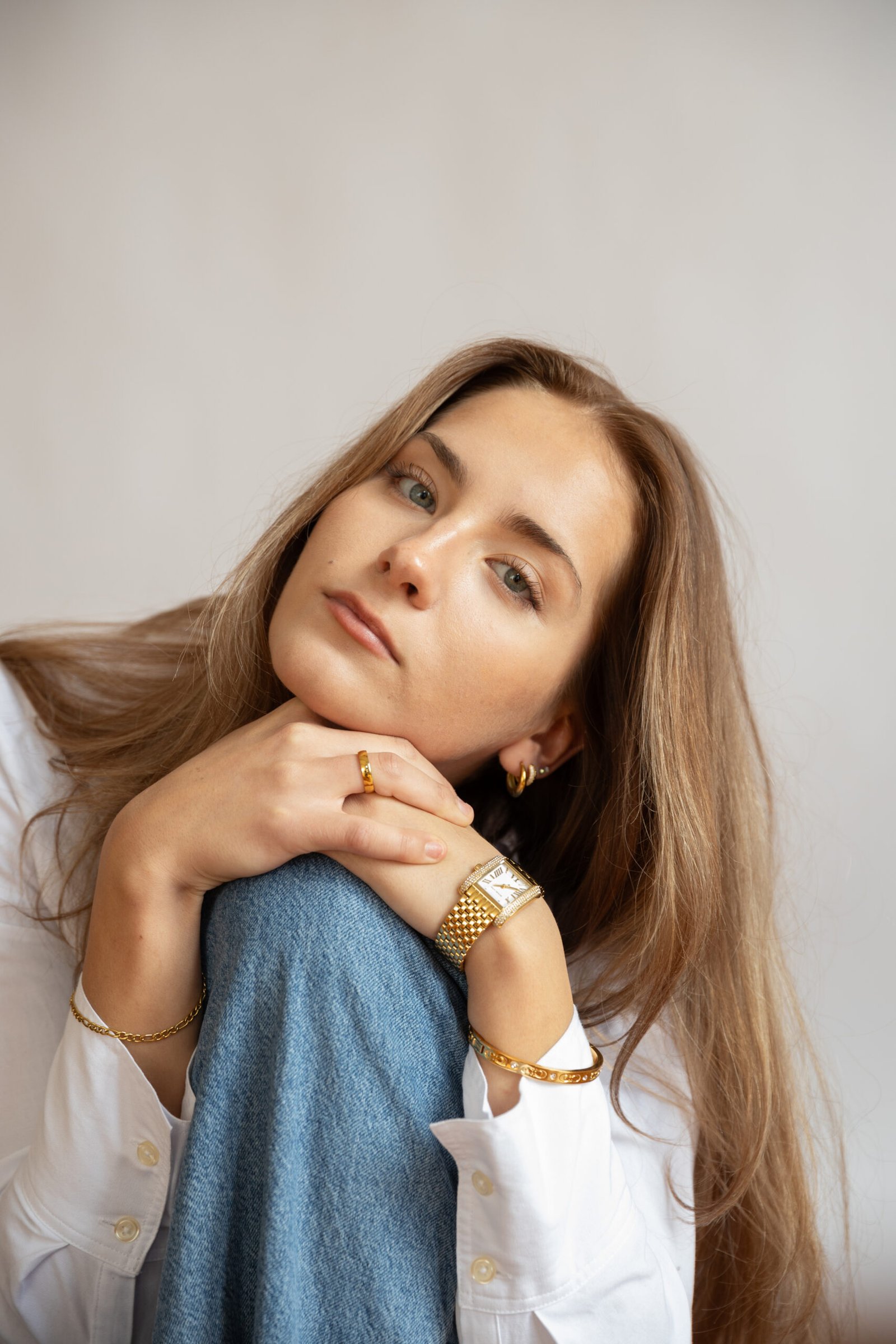 Photo de casting Montréal – portrait féminin expressif posé sur fond off white