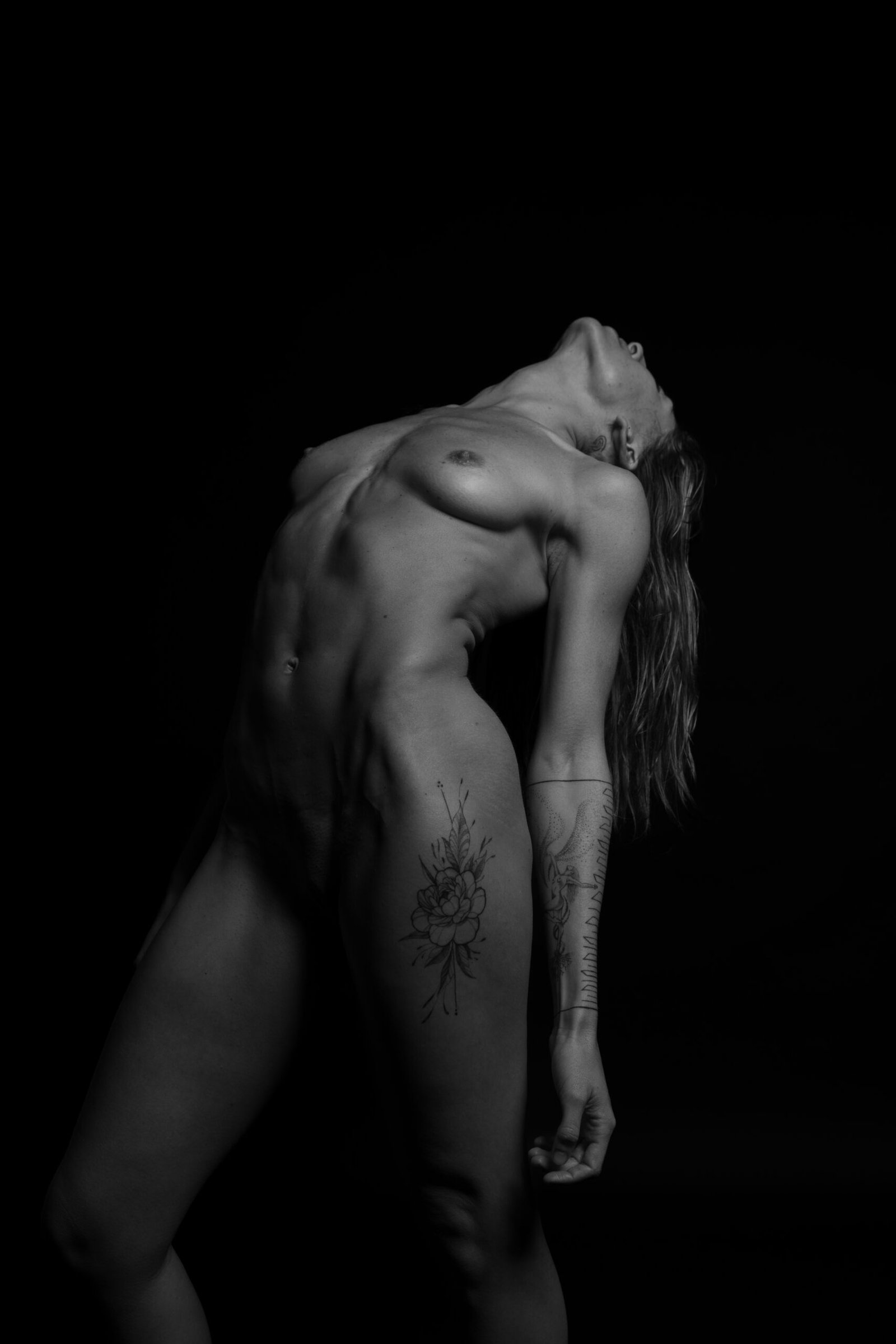 Photo artistique nu féminin – corps cambré en clair-obscur, Montréal