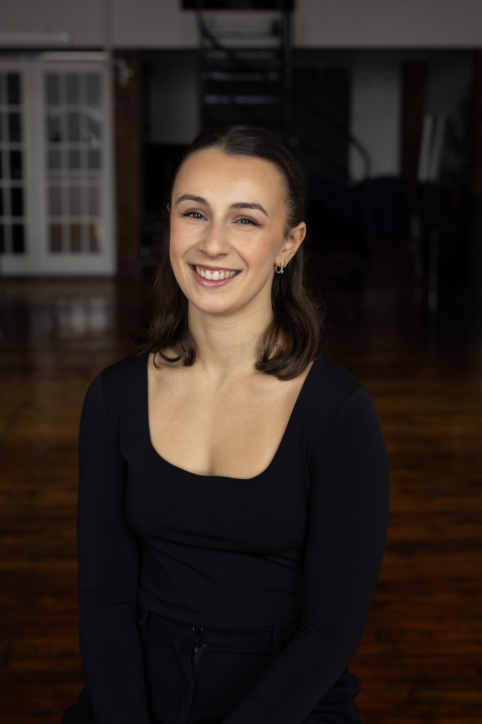 Photographe portrait Montréal – femme souriante, style naturel pour portfolio