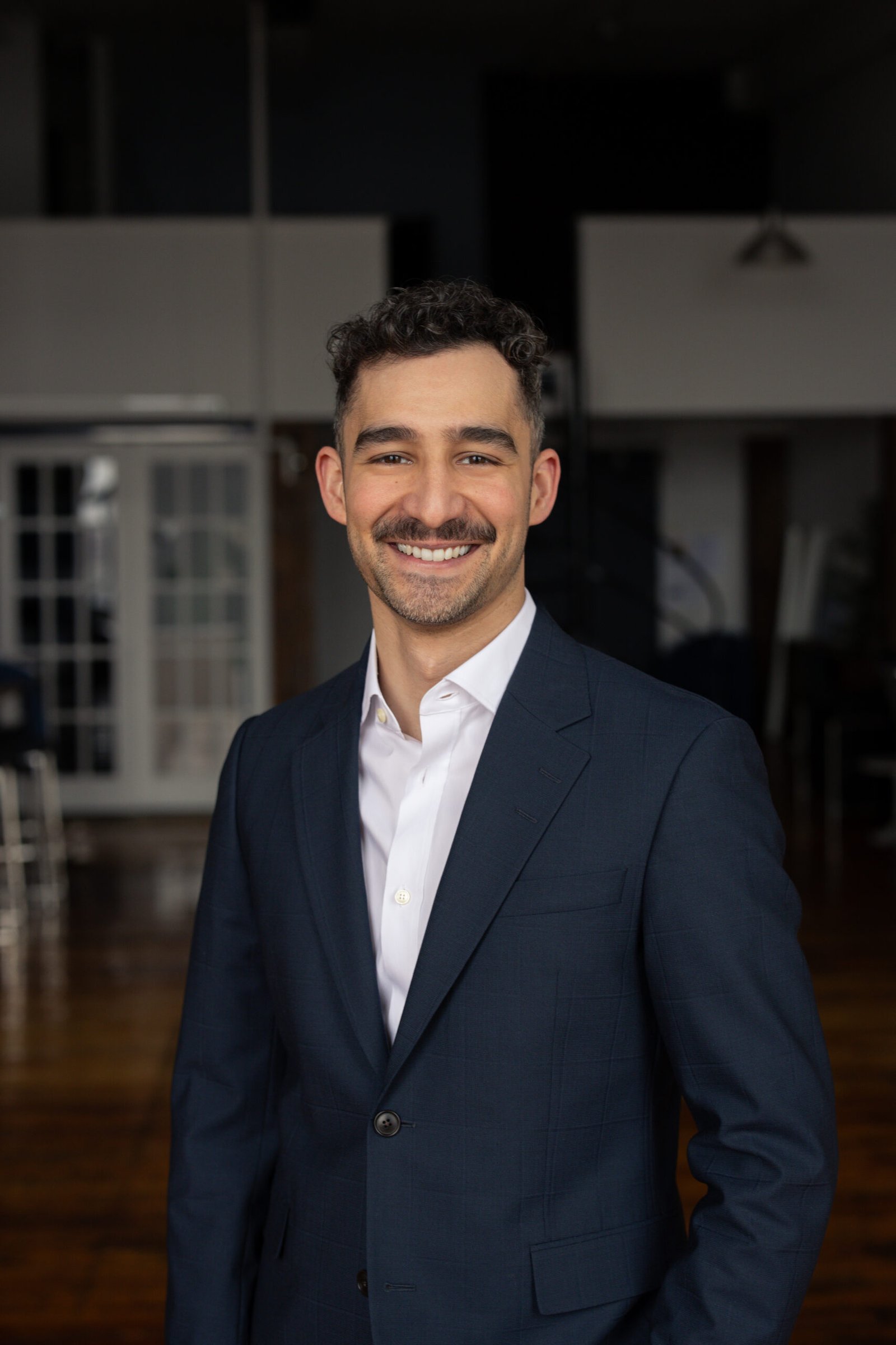 Portrait professionnel – homme en complet souriant, studio Montréal